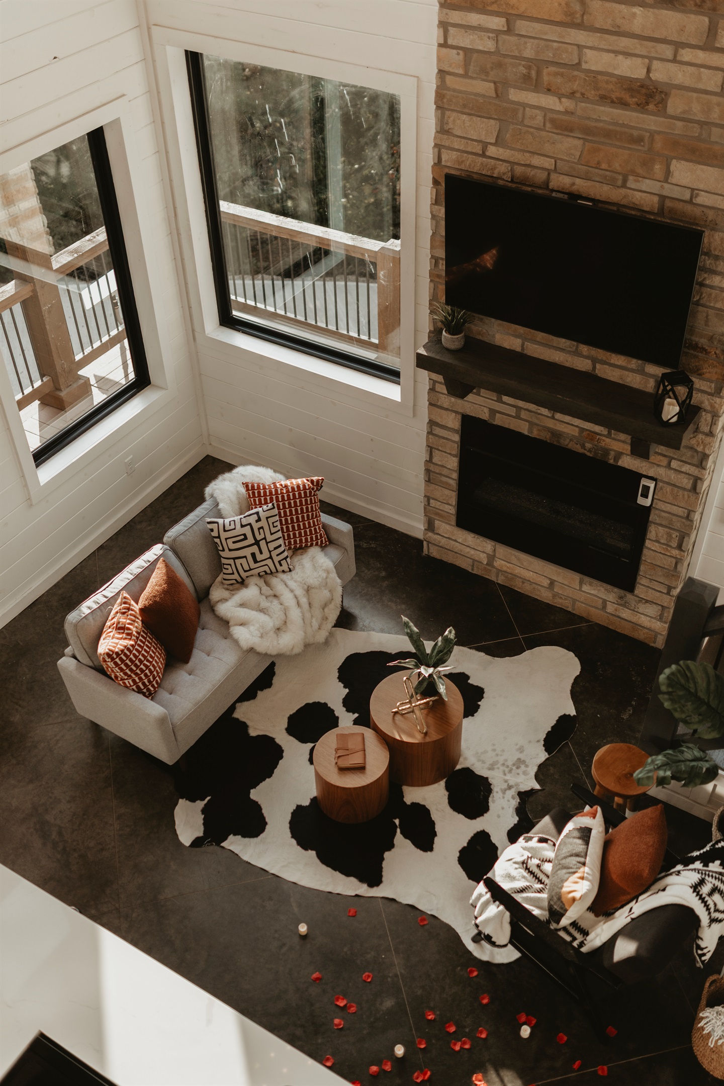 A warm corner made for slow mornings and fireside nights. Snuggle into soft throws, catch a show on the TV, or simply soak in forest views from soaring windows—this is cabin comfort at its finest.