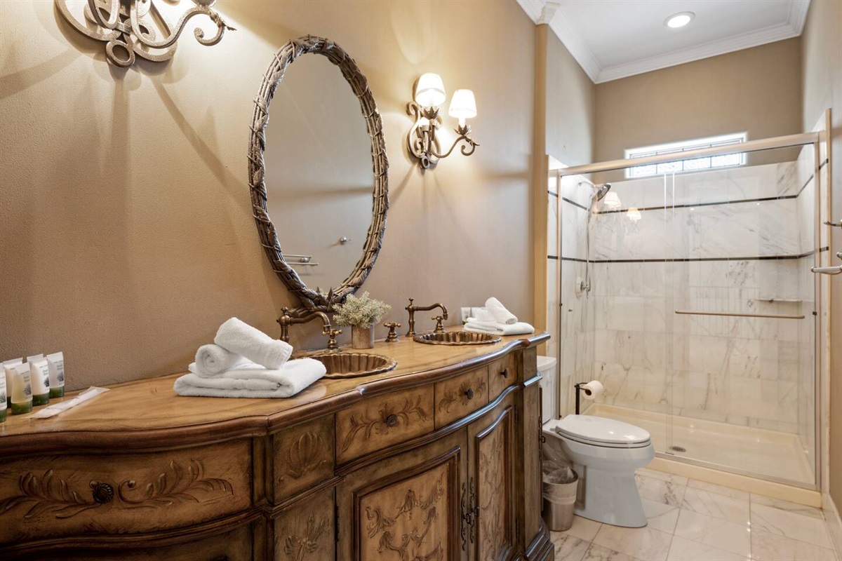 7BR+ Bonus Room Phoenician Mansion w/ Hot Tub&Pool-Heat Avail! — 7BR+Bonus Room Phoenician Estate • Heated Pool + Hot Tub, Phoenix, Arizona — photo 35