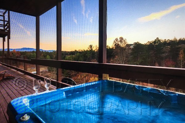 Hot tub, water is changed for every new guests.