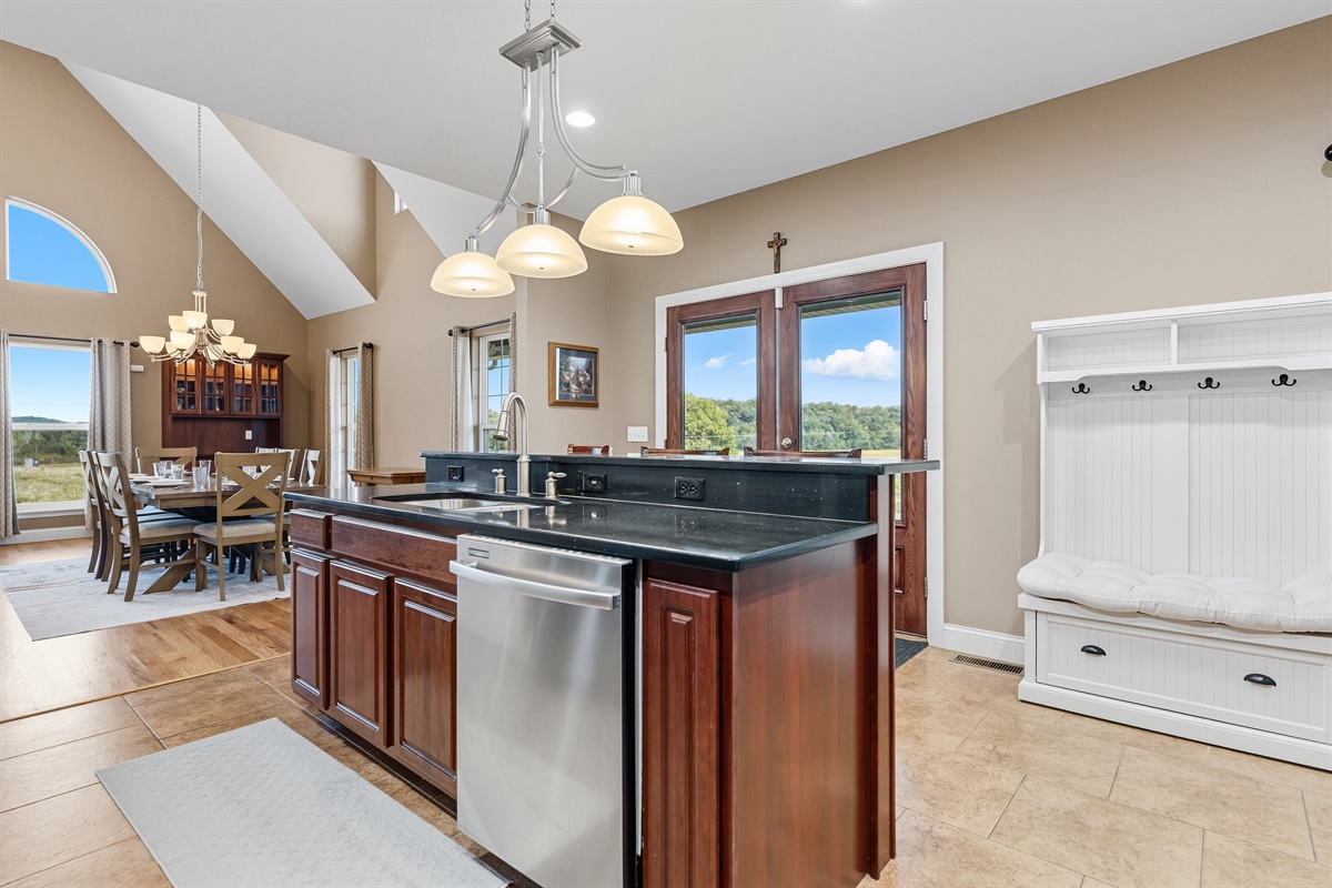 Chef&rsquo;s kitchen ready for big breakfasts or Thanksgiving feasts. Fully stocked and guest-ready.