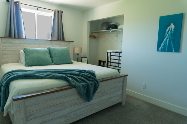 Bedroom 2: King bed + twin pullout bed