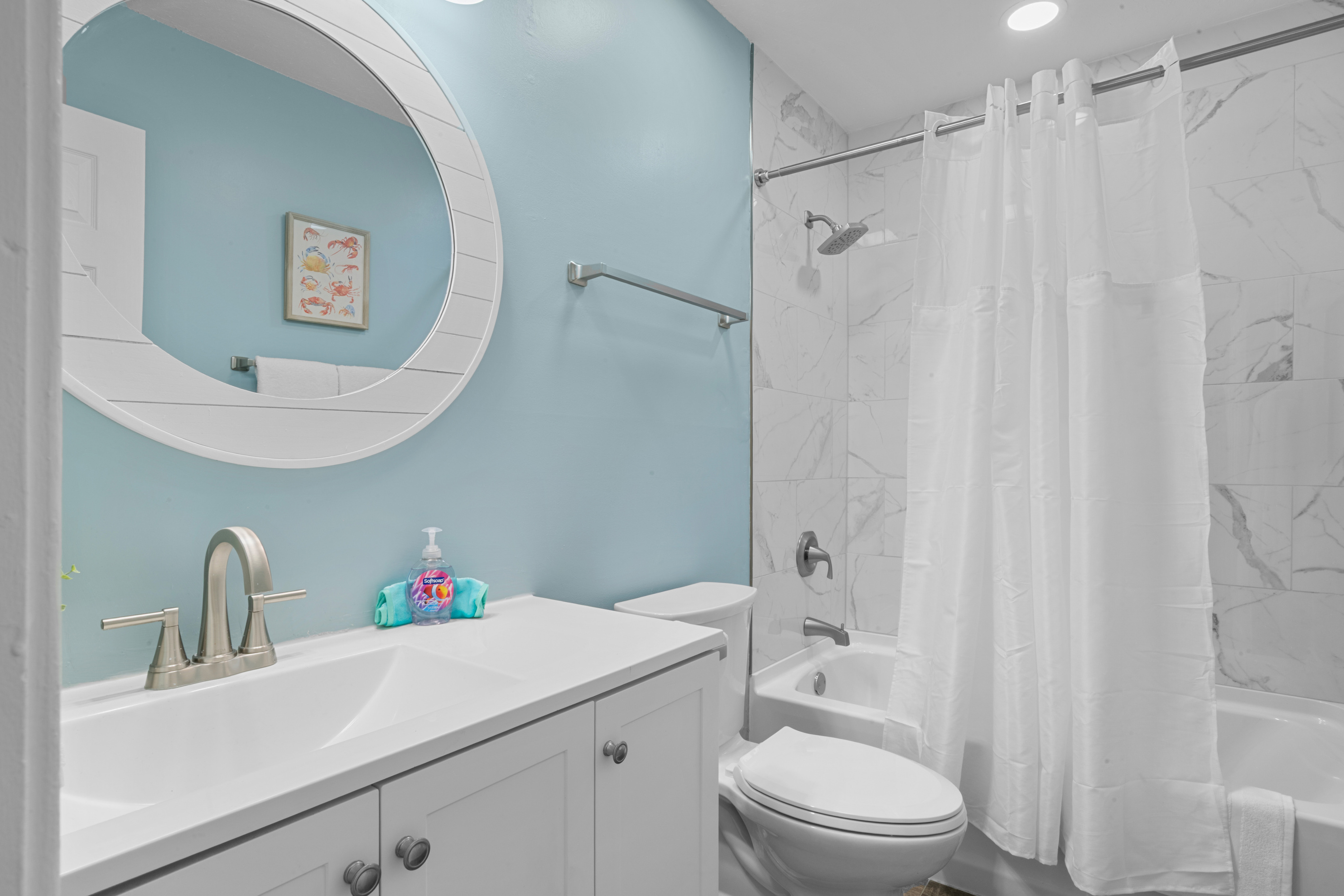 Spacious Guest bathroom with a shower/tub combination. Perfect for getting ready for Gulf Coast adventures.