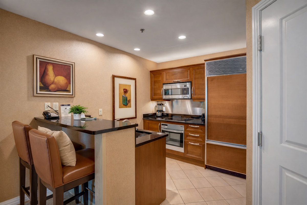 A fully equipped kitchen to make you feel right at home! 🍽️