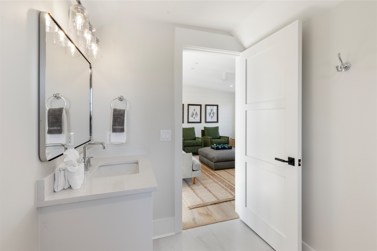 3rd Floor Full Bathroom
