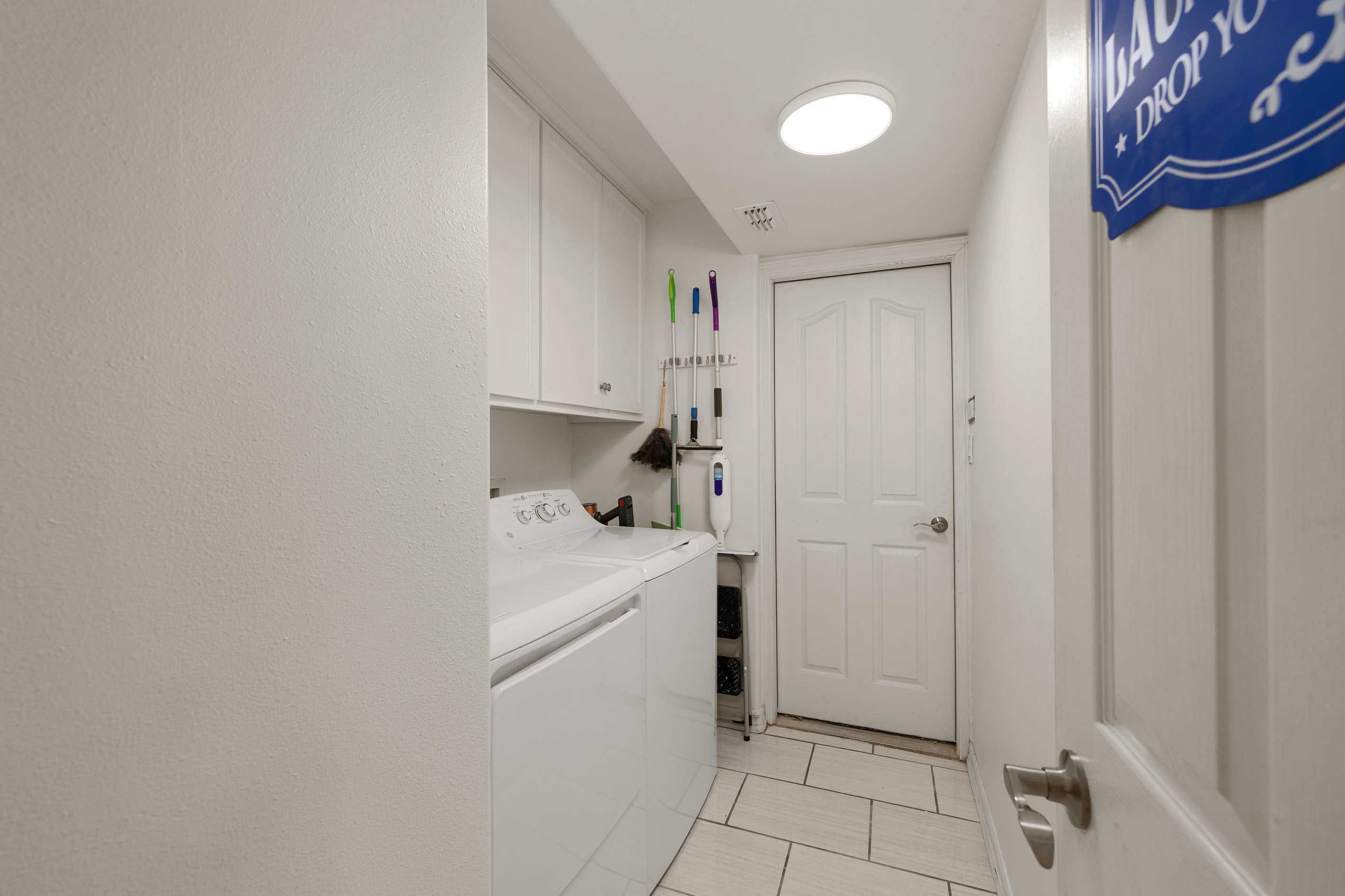 Laundry room / Full size washer and dryer