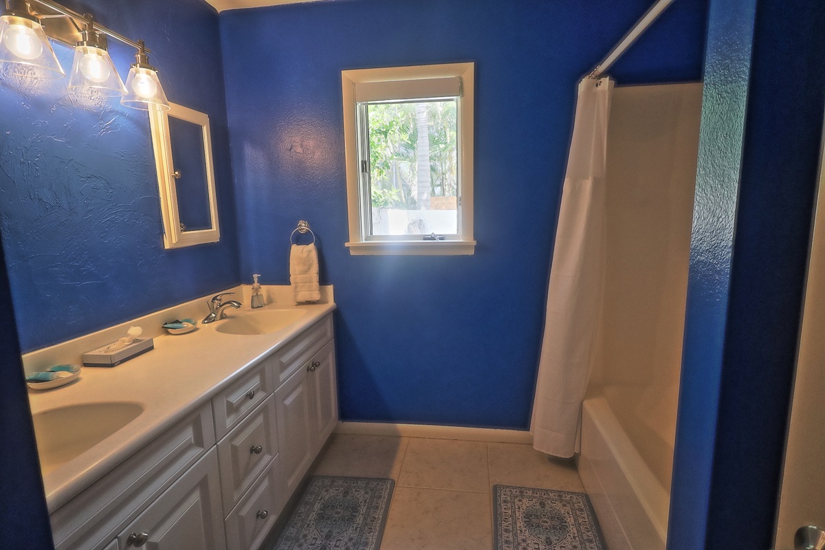 full bath with tub. part of Sunset suite of rooms