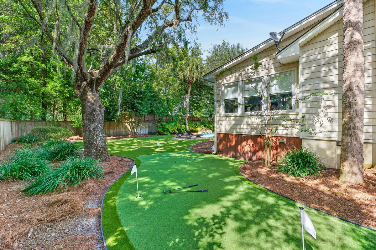 putting green | IOP Poolside Paradise | 112 Sparrow Drive | Isle of Palms, SC | IOP Escapes