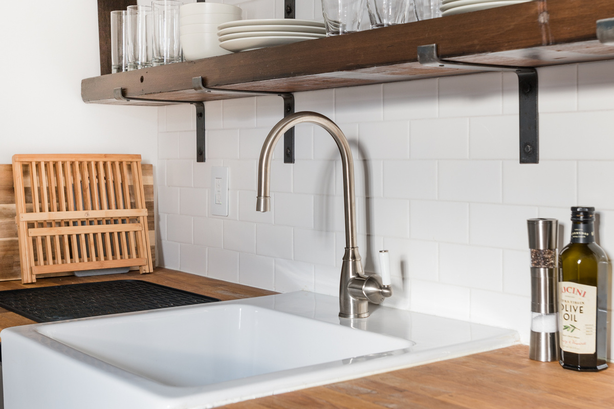 The kitchen sink and dish rack