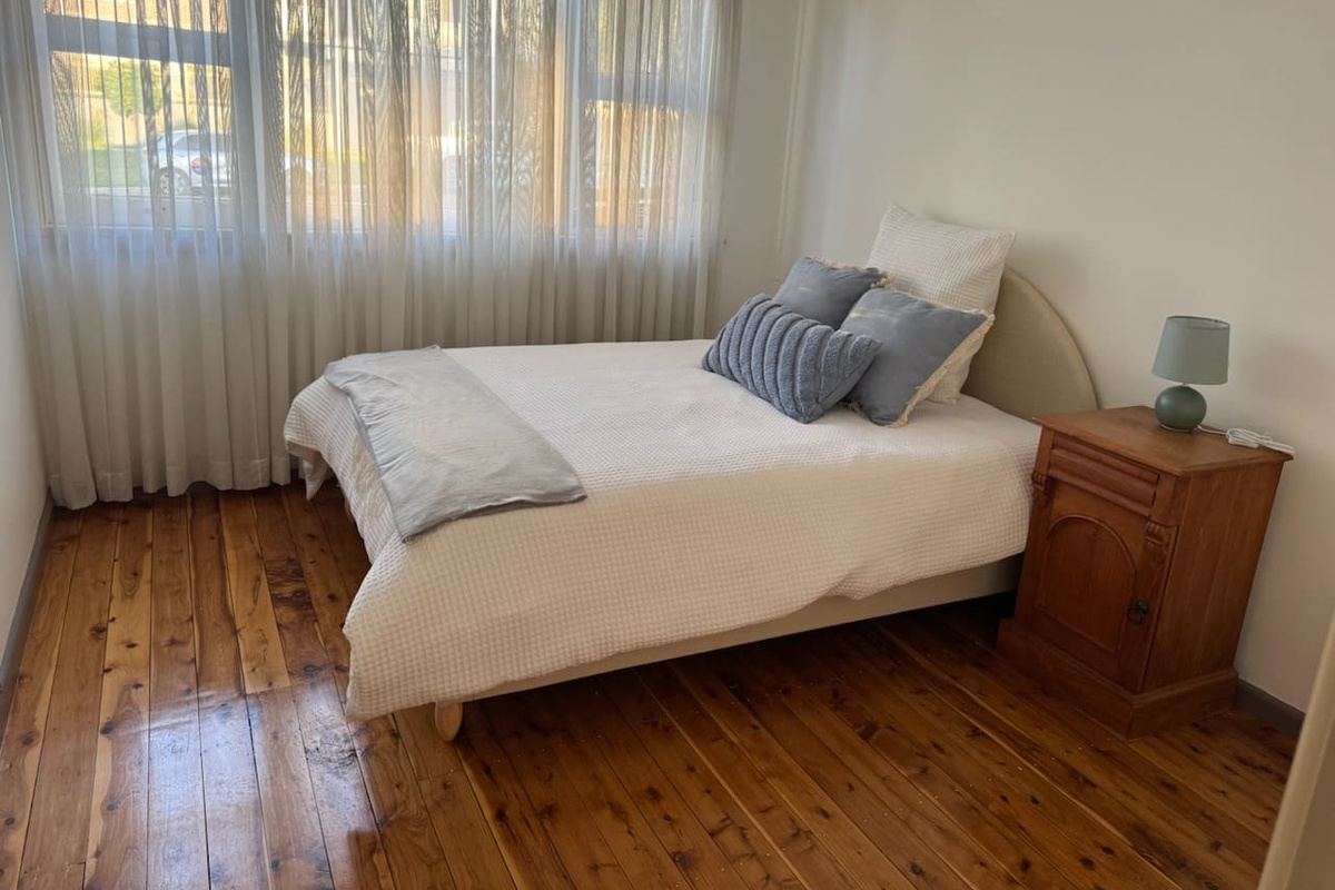 Comfy bed, fresh sheets, Linen, comfy pillows, towels for guest, light for reading, great sleep. Black town central