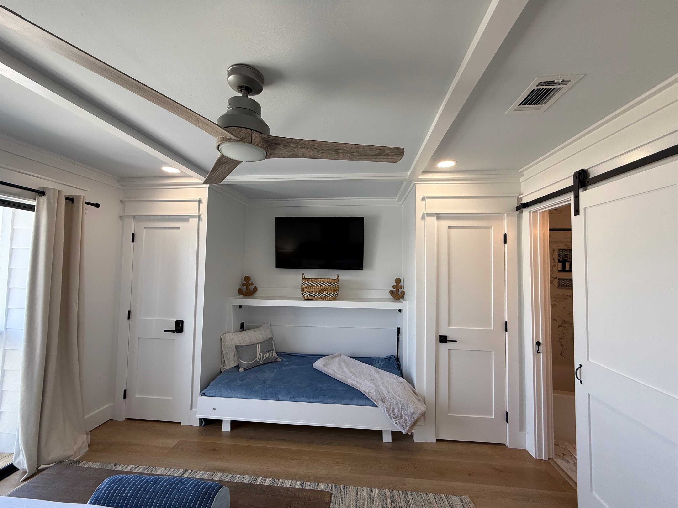 Twin Murphy Bed in King guest room