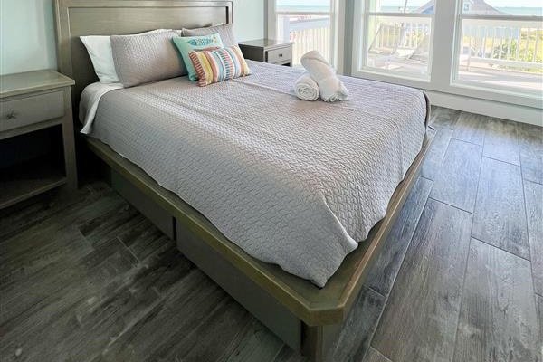 Crystal Paradise Bedroom 4: Inviting queen suite featuring Jack and Jill bathroom and a comfortable retreat for two.