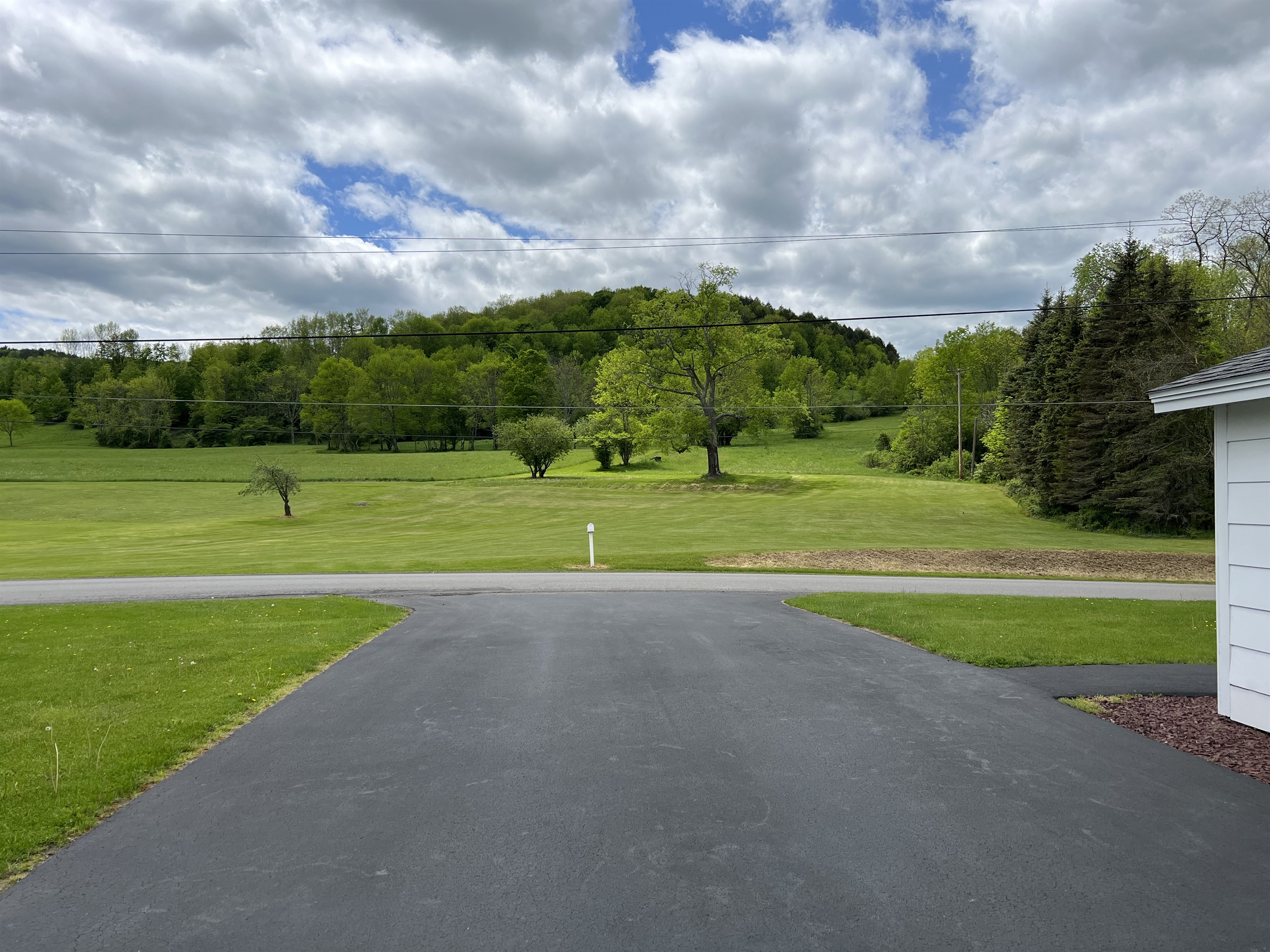 Day House - Pristine gounds and spotless interior