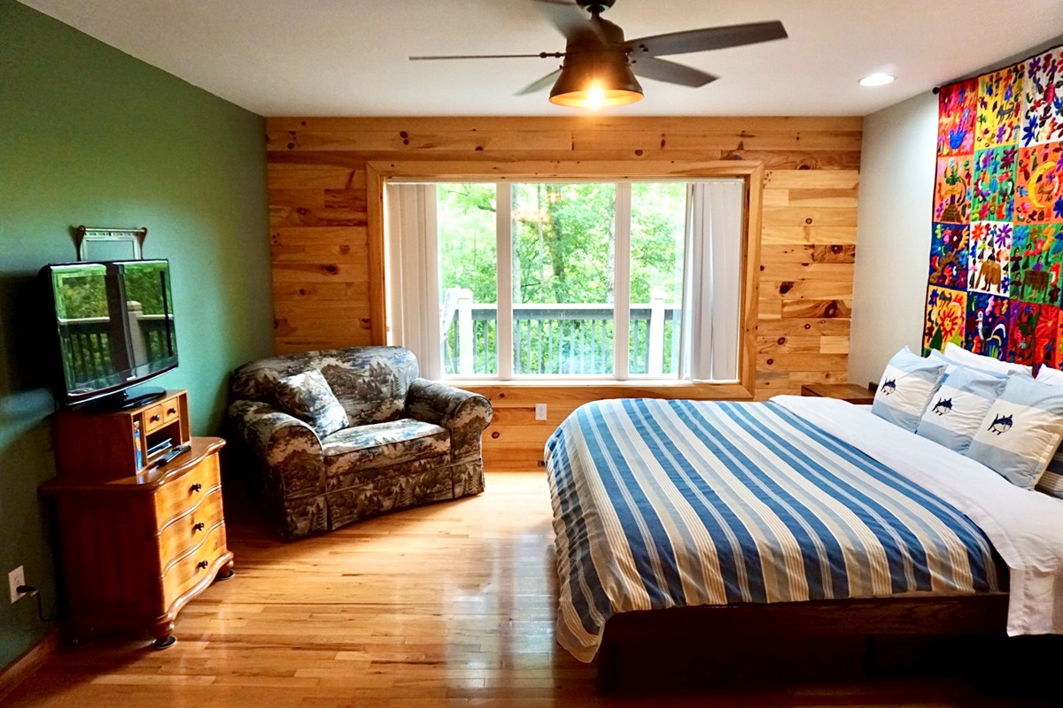 right room with comfy seating and vibrant decor. Embrace nature’s tranquility!