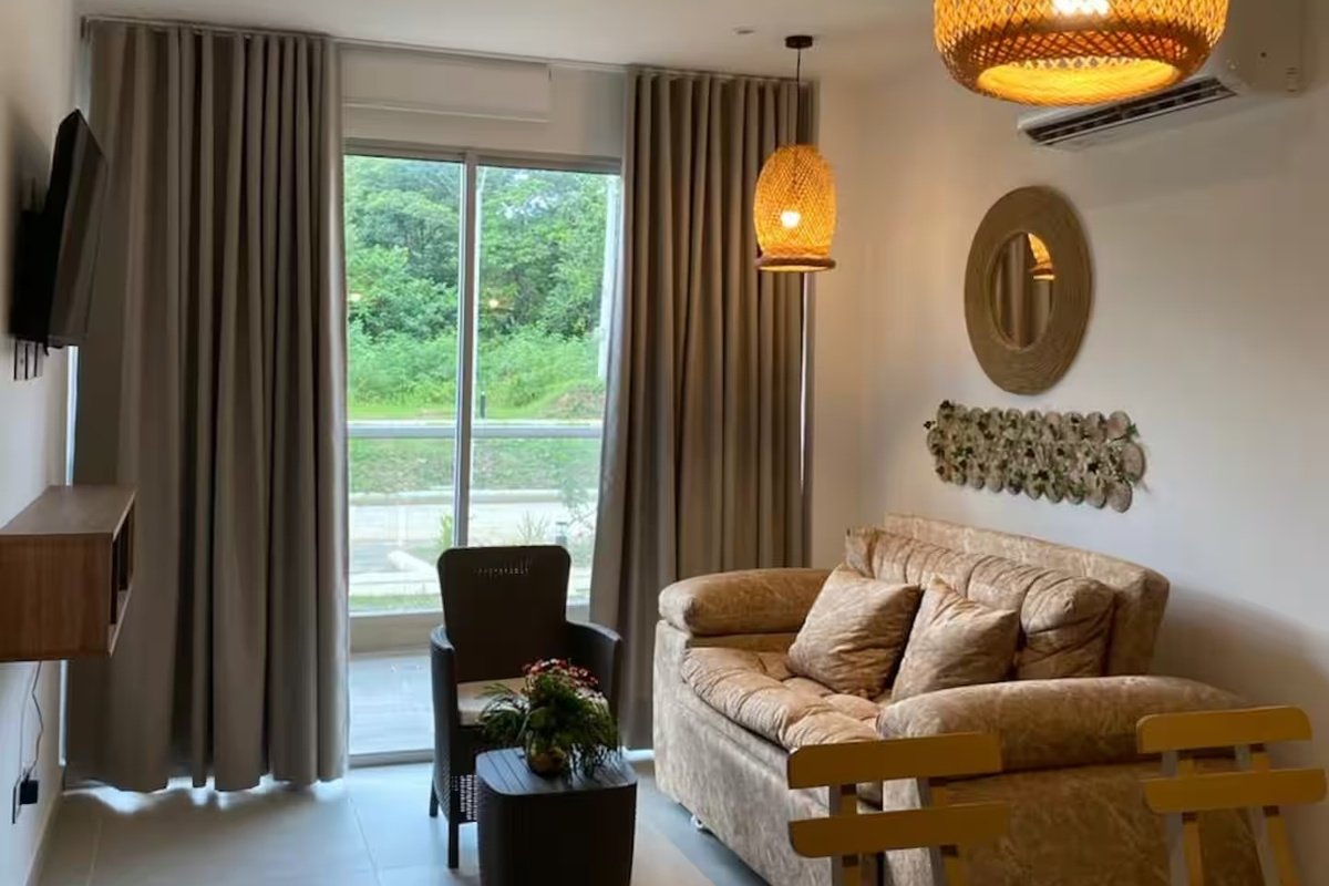 Cómoda zona de estar con sofá y sillón, creando un tranquilo refugio interior después de explorar las playas, cafeterías y alrededores costeros de la zona.