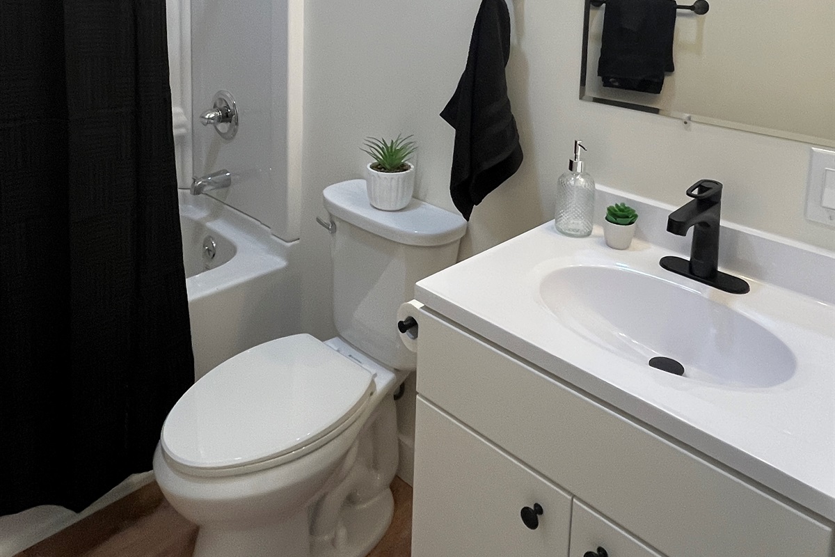Bathroom with tub/shower