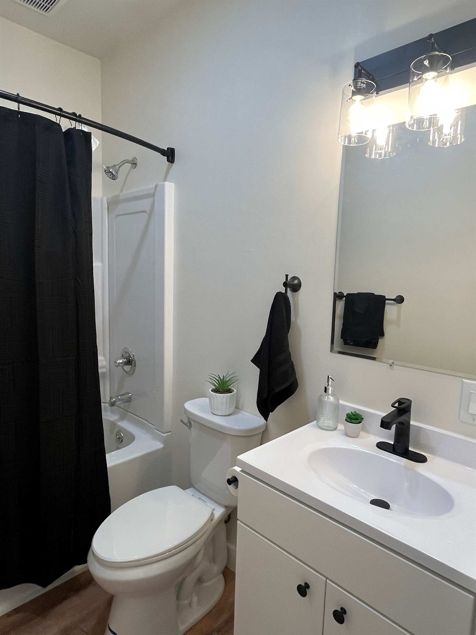 Bathroom with tub/shower