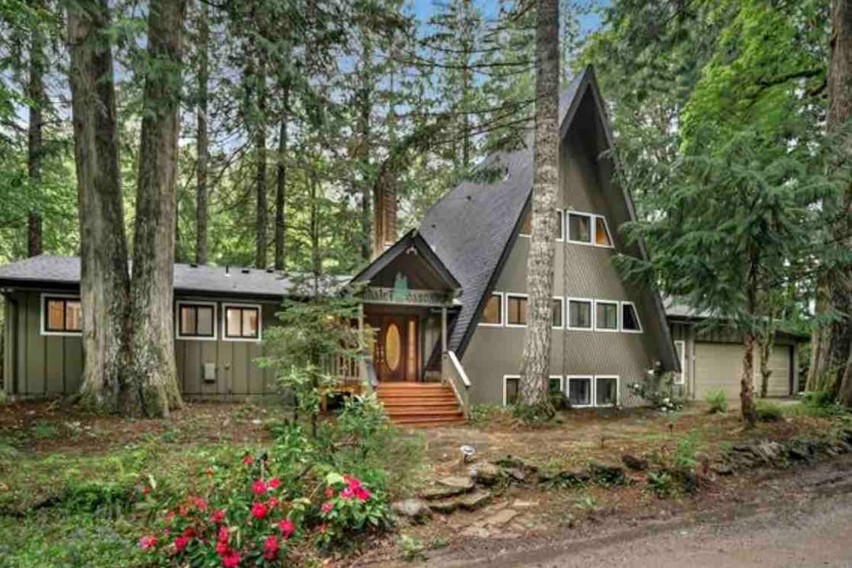 Cabin Front. Sandy River is off of back Deck