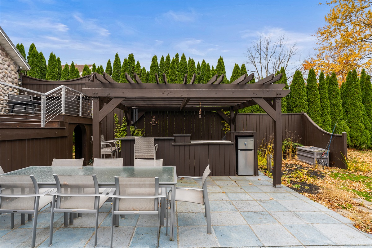 Convenient outdoor kitchen with el fresco dining