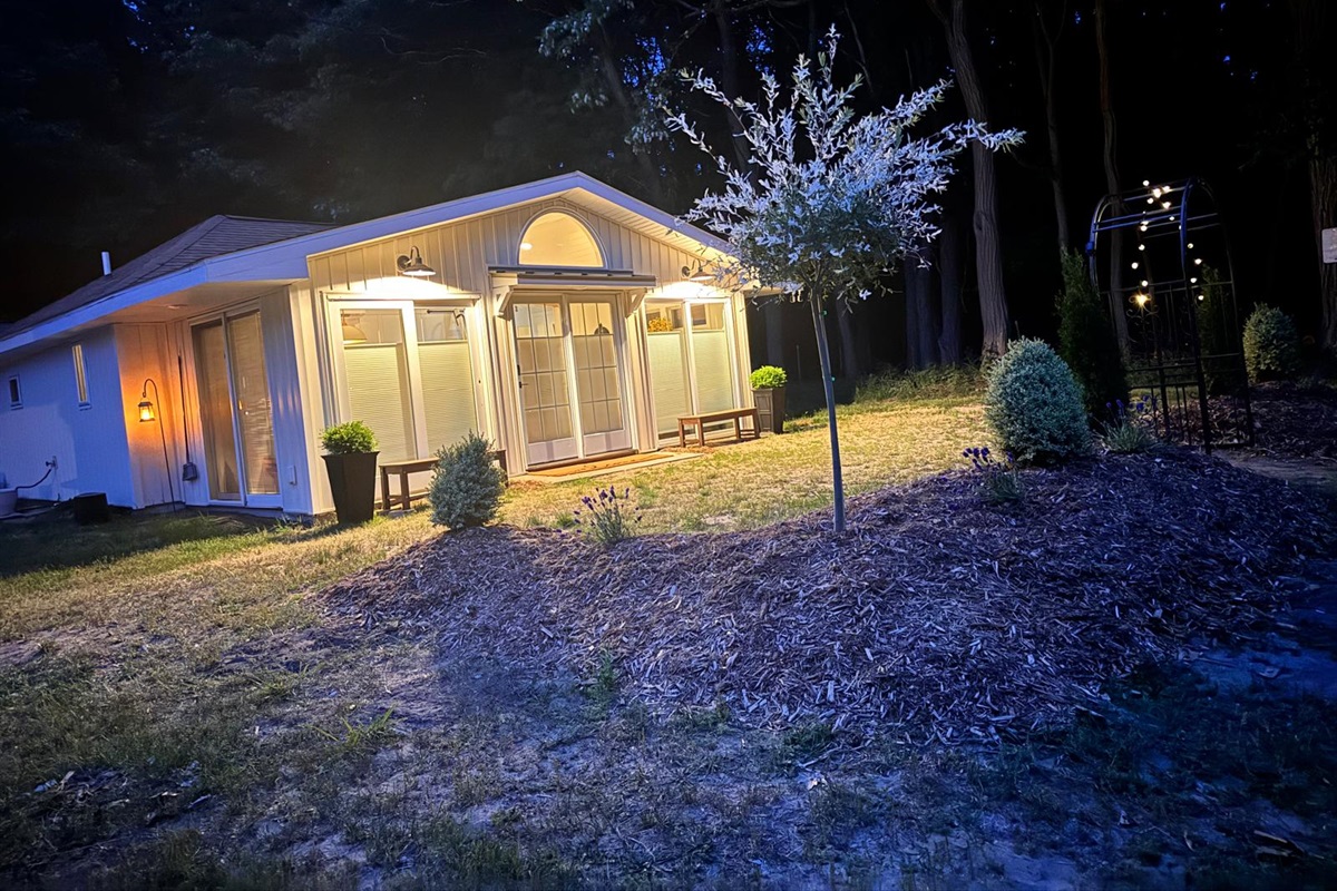 Sunrise Cottage - Entrance has ample lighting
