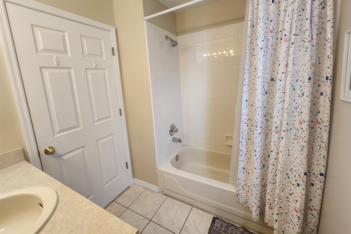 Shared Bathroom, Shower/tub combo
