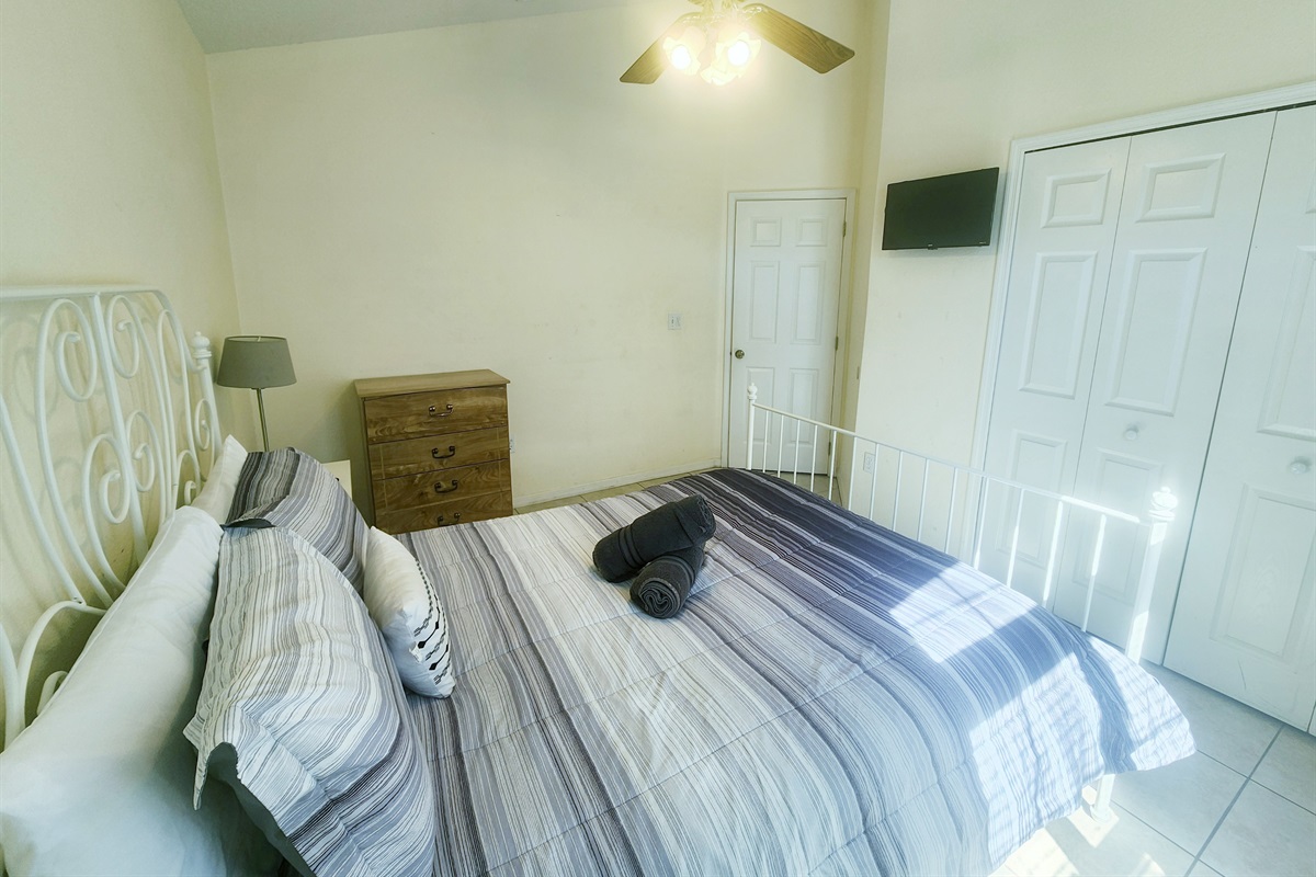 QUEEN Bedroom, donwstairs, Smart TV, Ceiling Fan
