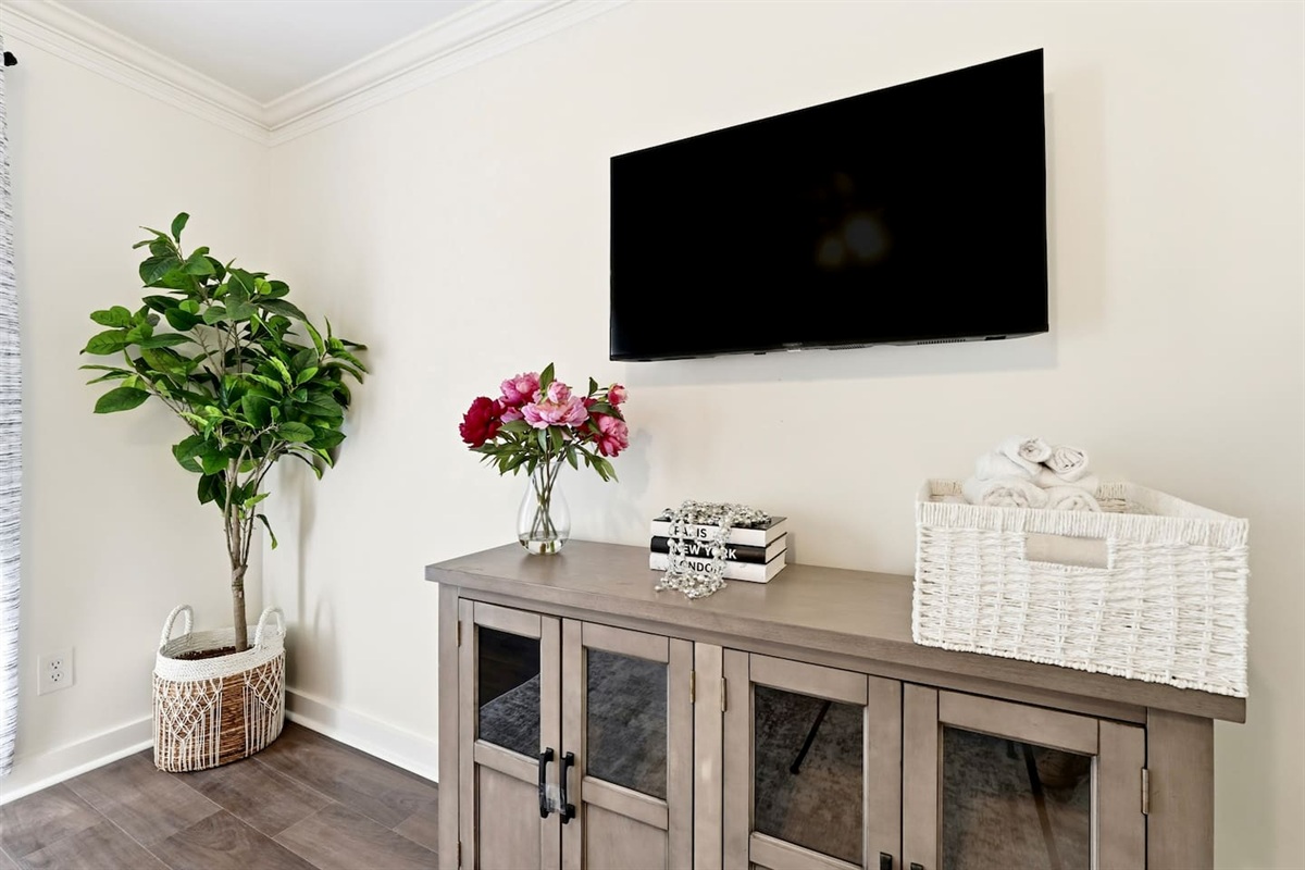 Another king bedroom located on the main level (no ensuite bathroom), a Roku-powered Smart TV, and located to the right as you enter the front door. This room includes 2 full-body towels, 2 washcloths, and 2 hand towels for your stay.