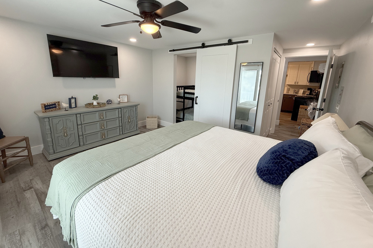 Biltmore Beach Aloft (3rd floor) - 1st bedroom with king and bunk nook