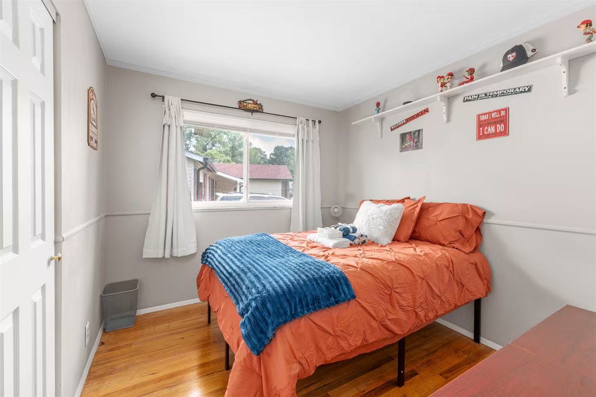 Simple and cozy bedroom with a comfortable double bed.