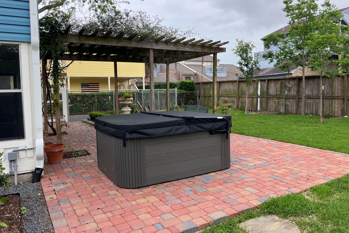 Hot tub near the Veranda