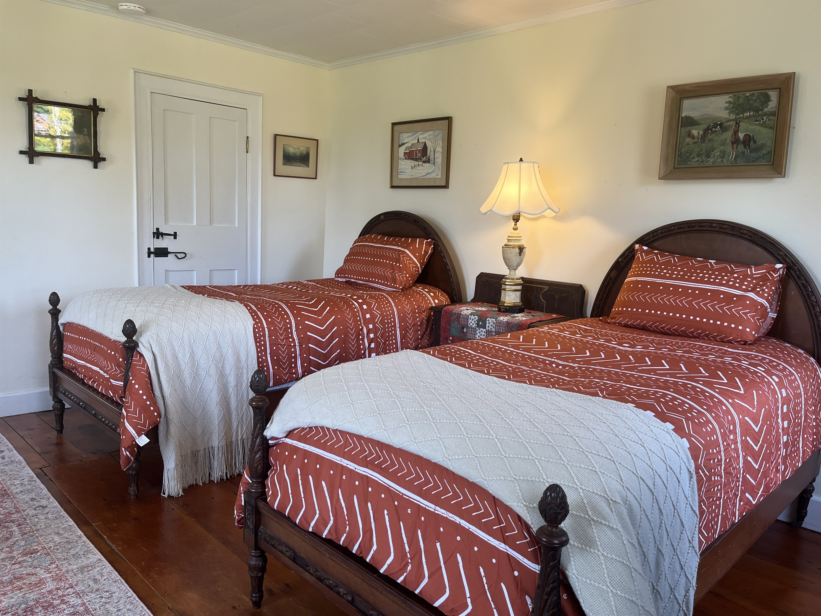 2 Twin beds off living room with TV