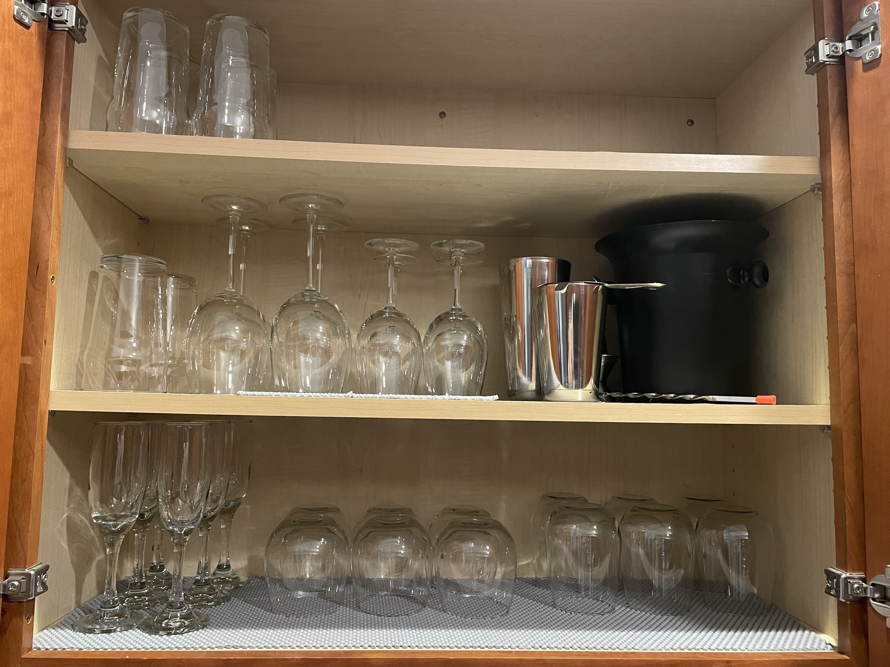 Fully stocked kitchen many glasses to choose from - beer, wine red-or-white , stemmed or stemless. Ice bucket for the champagne glasses 