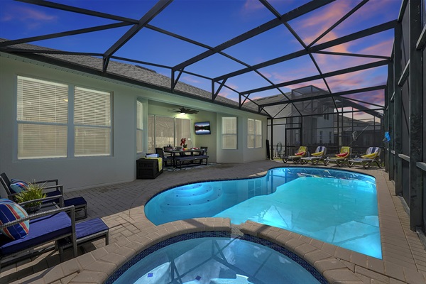 Private heated pool & spa – perfect day or night!