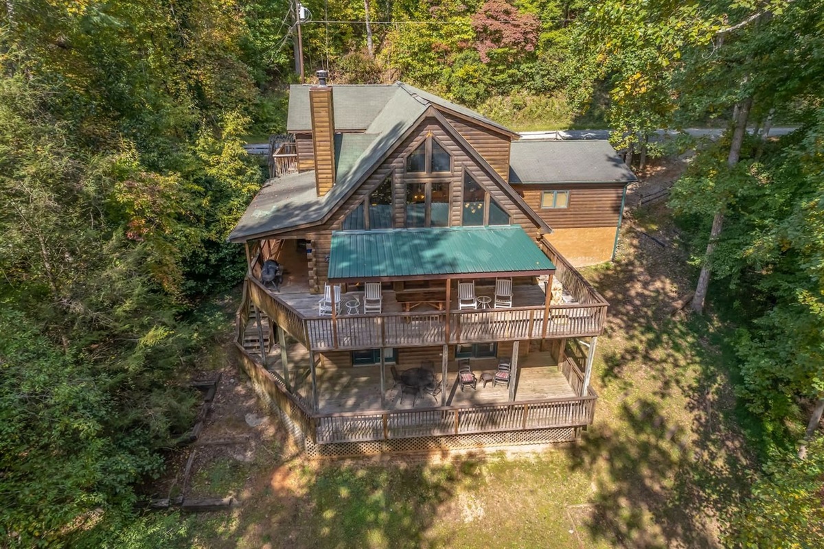 Very Large 3 level log cabin in the mountains. Fully enclosed, covered wrap around decks on main and lower level with seating and another private, small deck in upstairs Master bedroom 1. Walking distance to private lake, beach and river.