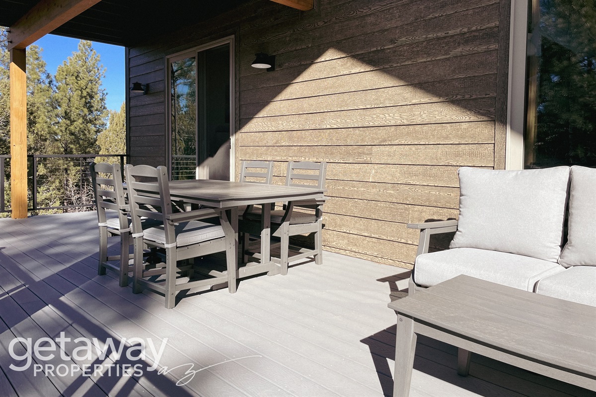 Enjoy fresh mountain air from the spacious deck, complete with a dining table and comfortable seating area—perfect for meals or evening conversations.