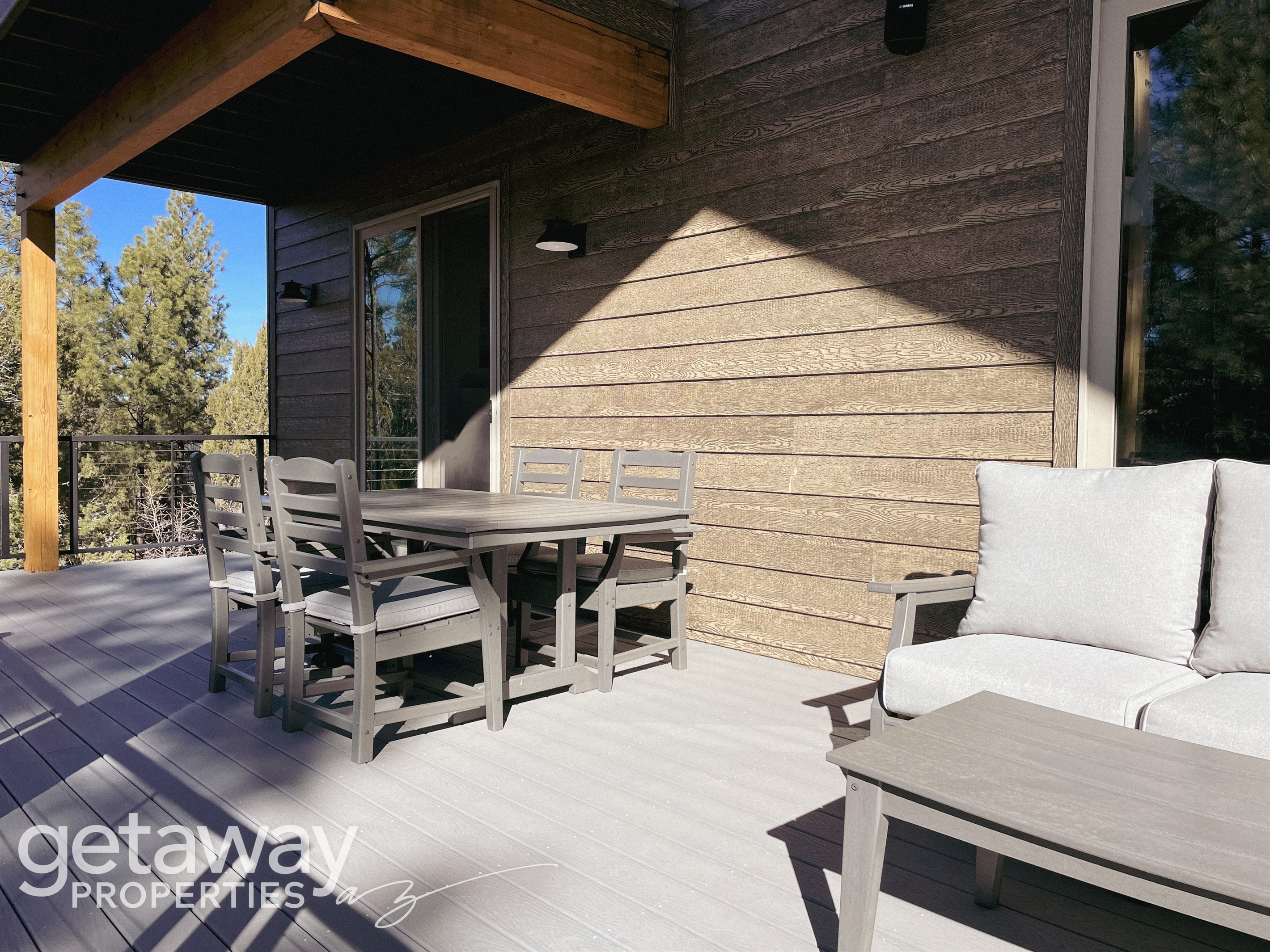 Enjoy fresh mountain air from the spacious deck, complete with a dining table and comfortable seating area—perfect for meals or evening conversations.