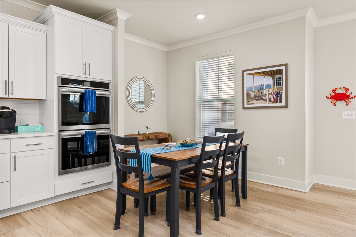 6 seater dining room table for family meals or crabs.