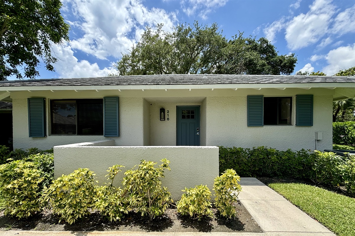 Welcome to PGA National Paradise! This cute cottage is your home for the duration of your stay.