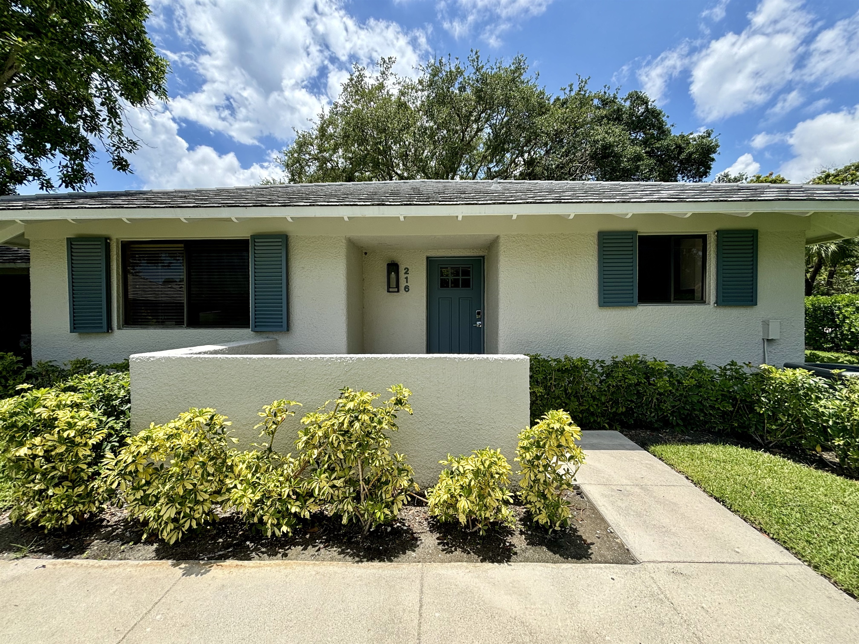 Welcome to PGA National Paradise! This cute cottage is your home for the duration of your stay.