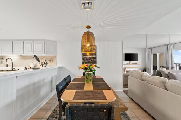 Lovely dining area facing the ocean