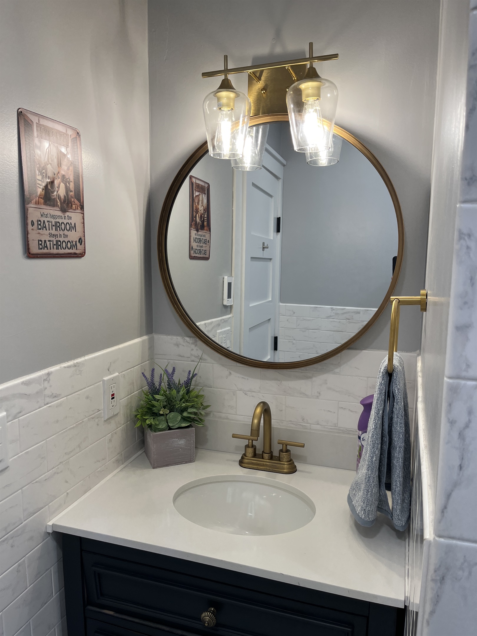 Beautiful 2nd bath with shower