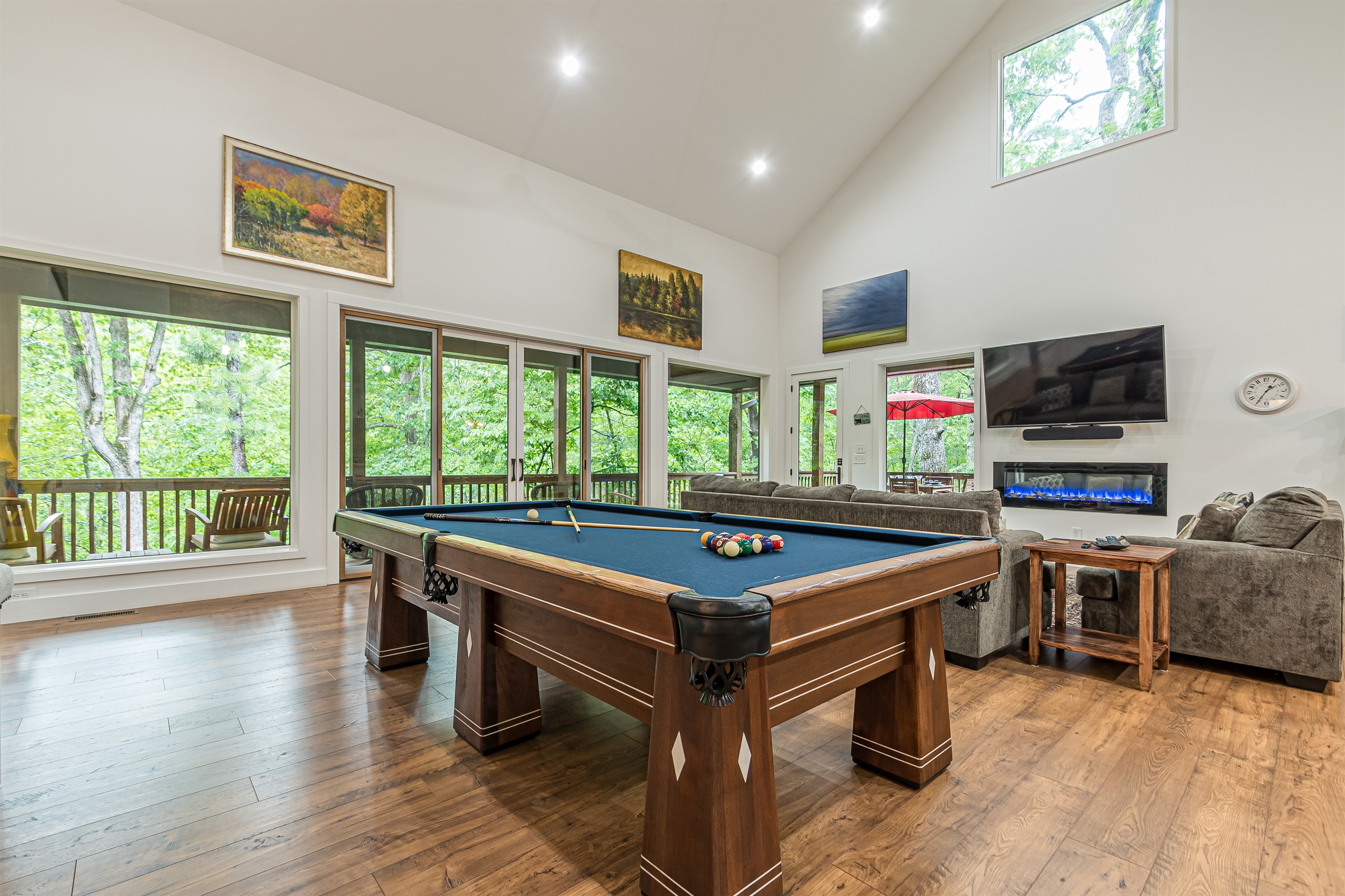 Bearadise Bungalow | Luxurious Canopy Retreat | Hot Tub | Fire Pit | Pool Table 6