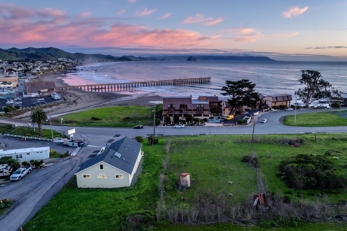 5 minute walk to downtown and the beach