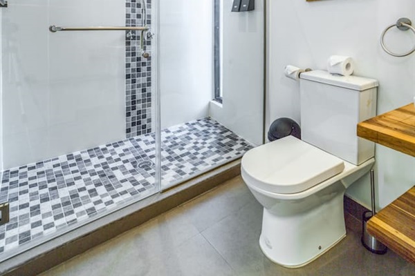 En-suite king bathroom