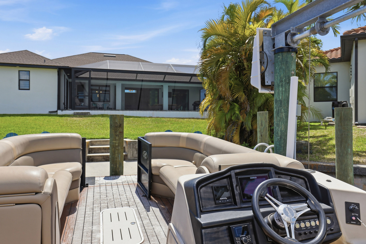 Tritoon boat