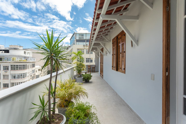 Lovely large wrap around terrace. 