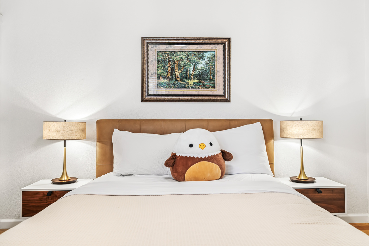 Queen Bed with Luxury Percale  linens and pillows