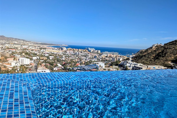 Dive into luxury at the rooftop infinity pool, overlooking the stunning marina and Sea of Cortez, with endless ocean vistas. Perfect for a refreshing swim in this Cabo paradise.