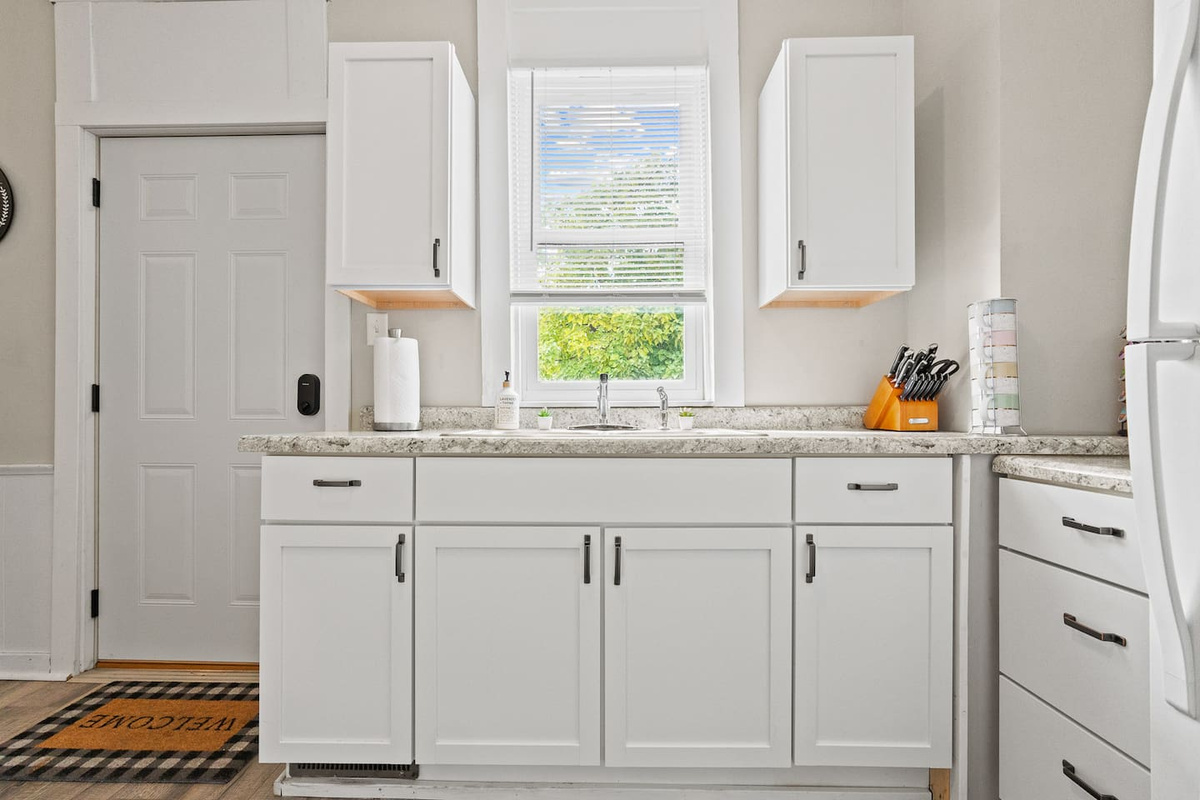 Our well-equipped kitchenette includes a refrigerator, microwave, stove, and all the essentials, making it perfect for preparing your favorite meals.