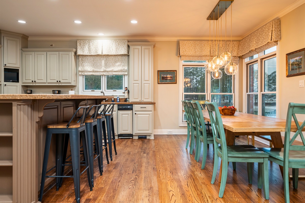 [Kitchen] Take Your Pick of Seating in the Kitchen and Dining Area!