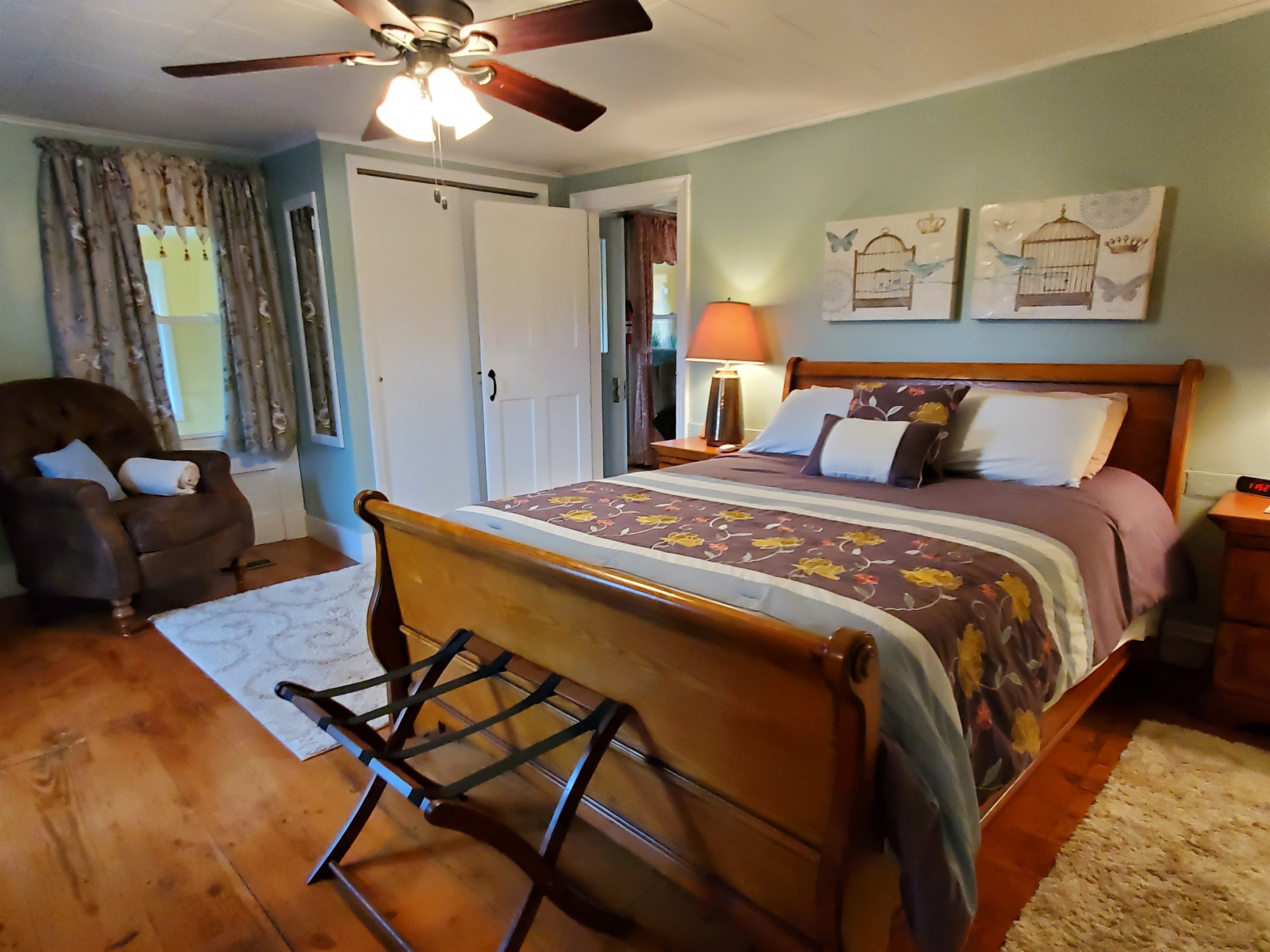 1st floor queen bedroom